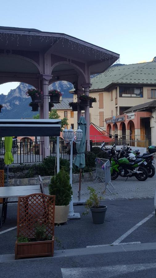 Hotel Restaurant Glaizette LʼArgentière-la-Bessée Exteriör bild